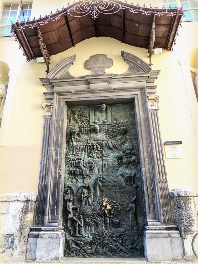 De twee bronzen deuren van Sint-Nicolaaskathedraal