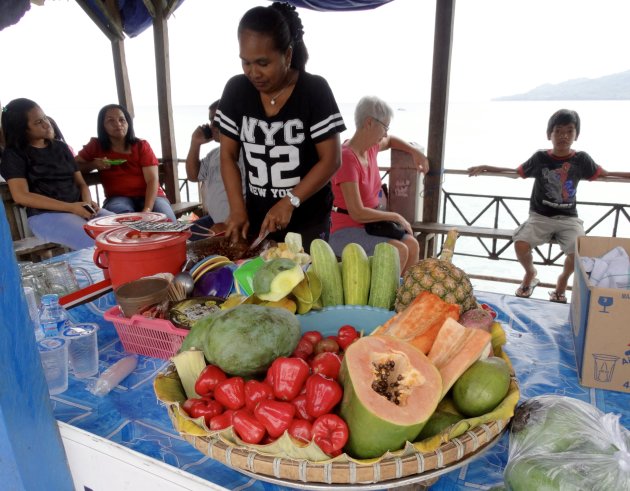 bereiding van roedjak in een van de vele stalletjes langs zee bij Natsepa op Ambon