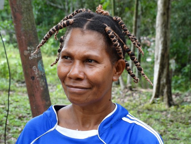 stoere vrouw in Sorong, Papua