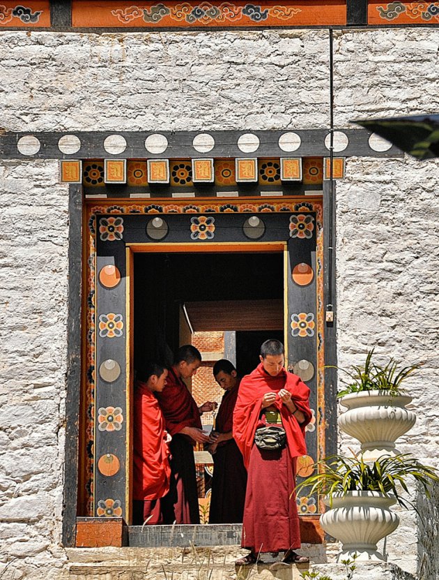 Monniken in de deuropening