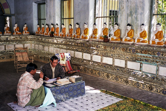 Publieke schrijver in tempel -Birma