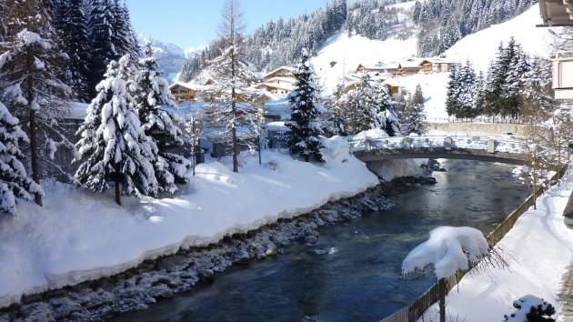 Gerlos - Gerlosbach - een wandeling langs een winterwonderland rivier 