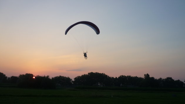 Nistelrode - Nederland - Parapenten bij zonsondergang