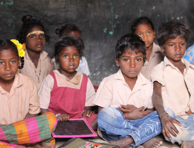 Jonge kinderen op school, in het zuidwesten van India