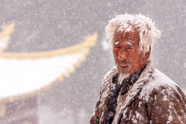 Tibetaanse pelgrim in de sneeuw
