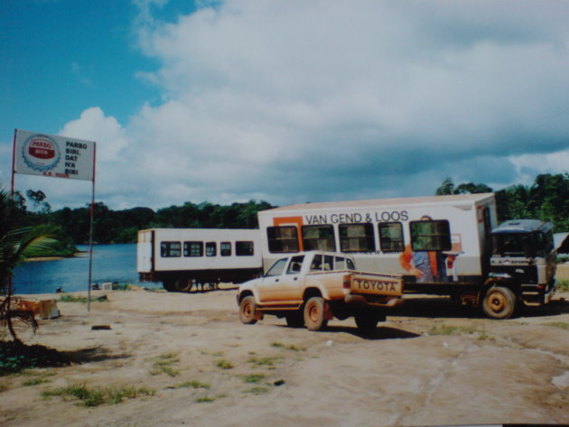2001-2002 Lokaal transport in Atjoni.