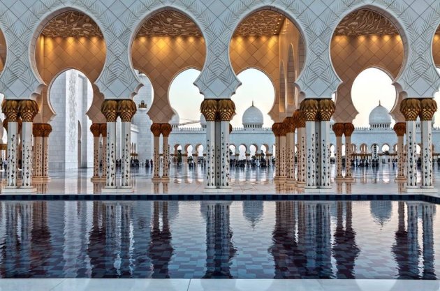Spiegelingen bij de moskee in Abu Dhabi