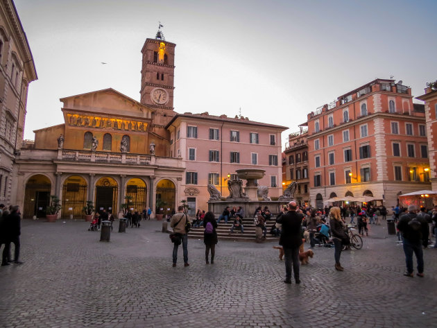 Gezelligheid op het Piazza di S. Maria in Trastevere