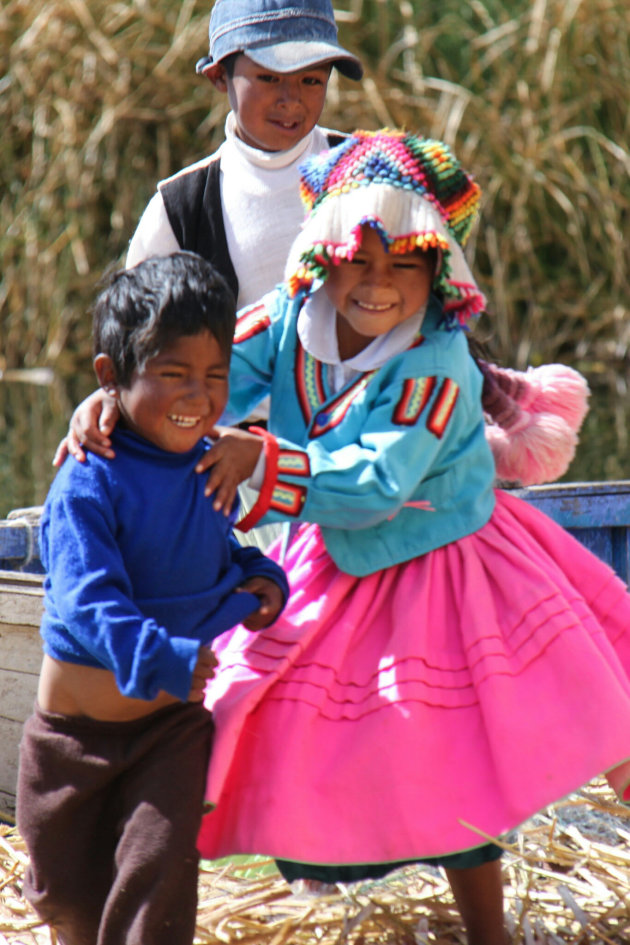 Spelende kinderen bij Titicacameer