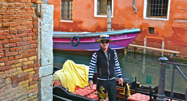Een gondelier in de Joodse wijk van Venetië 