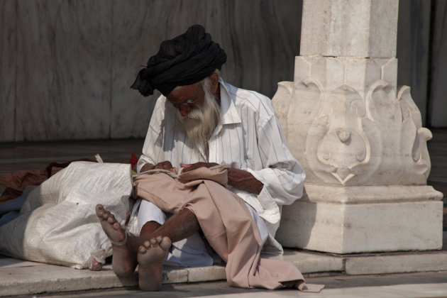 Lezen in Sikh tempel