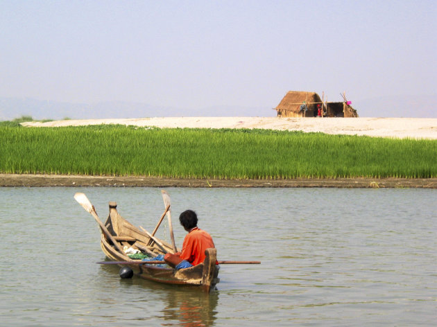 Vissersbootje en hutje op de Irrawaddy rivier