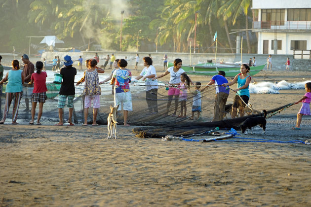 vissen met groot net op de Filipijnen