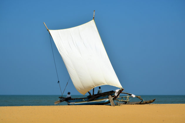 Catamaran op het goudgele strand van Negombo