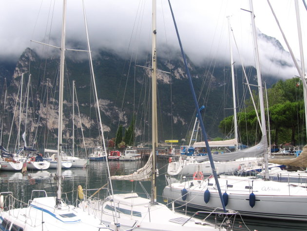 Wolken op de berg boven Riva del Garda