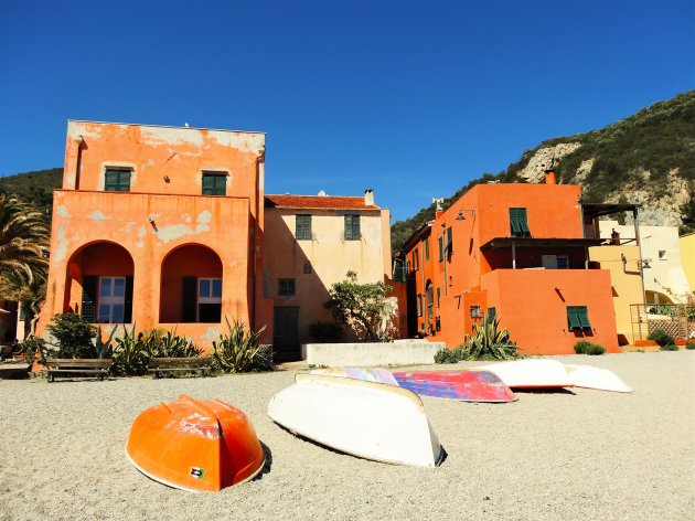 Gekleurde bootjes en huisjes op het strand