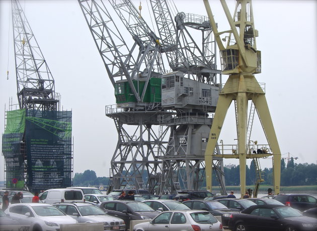 Drie havenkranen aan Port of Antwerp