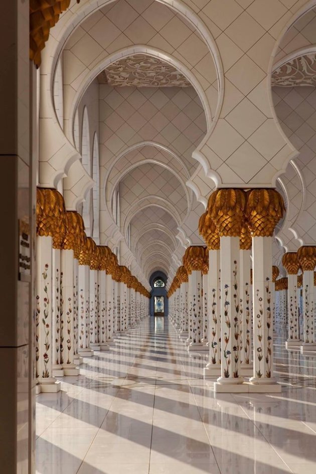 Zuilengang Sjeik Zayed moskee