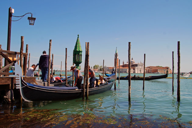 Gondel varen in Venetie