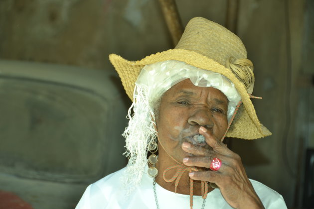 Cubaanse dame met sigaar