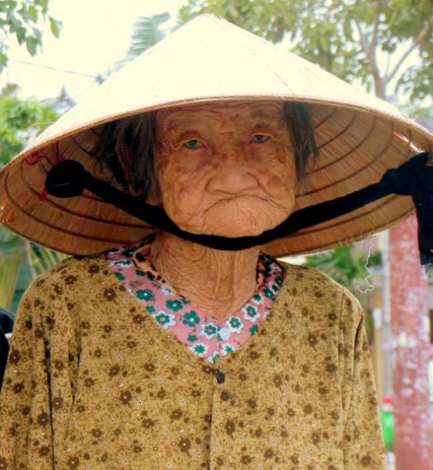 Oude vrouw in Hoi An