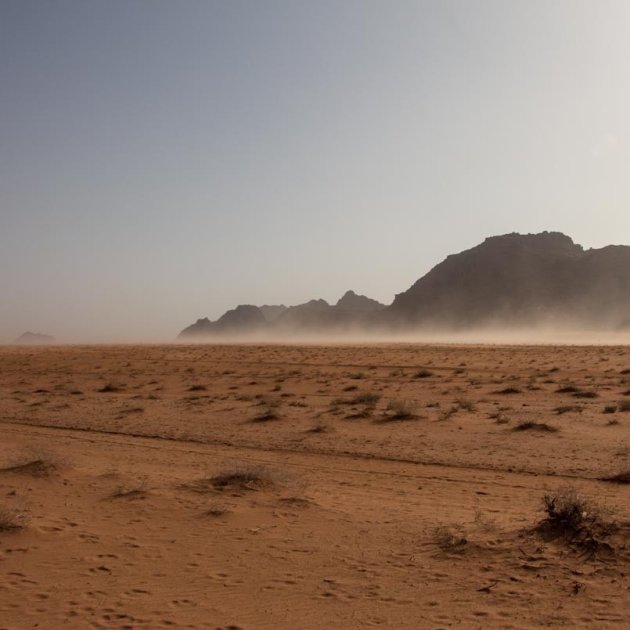 Wadi Rum: stevige wind doet veel zand opwaaien