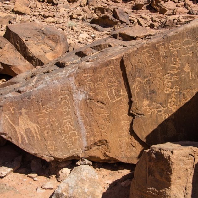 Wadi Rum: bibliotheek met 45.000 rotstekeningen en inscripties 