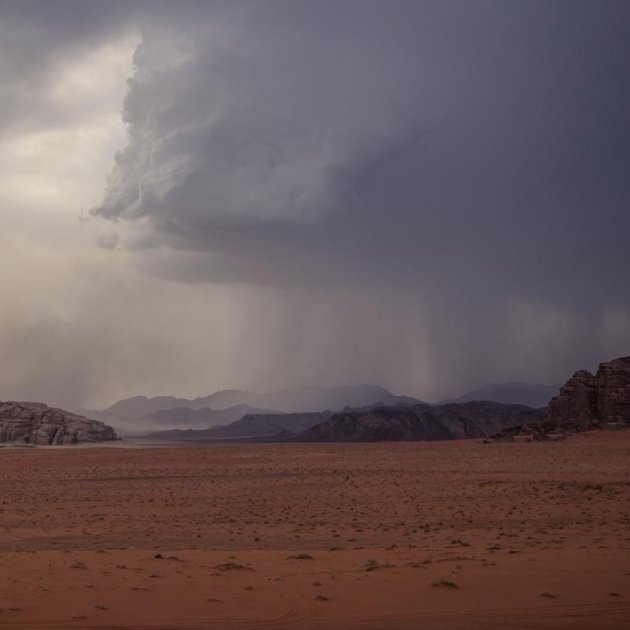 Regen in de Wadi Rum woestijn