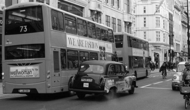 Dubbeldekkerbus en taxi door de straten van Londen