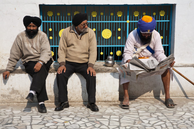 Sikhs lezen krant