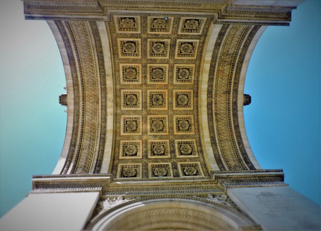 Look up! It's the Arce de Triomphe