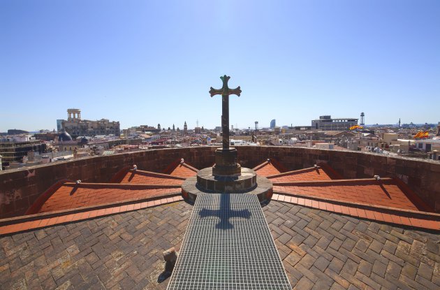 Genieten van het uitzicht vanaf het dak over Barcelona