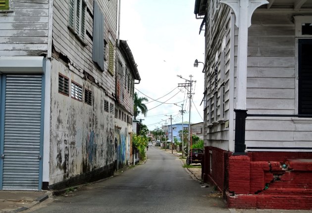 Verdwaal in de straten van Paramaribo