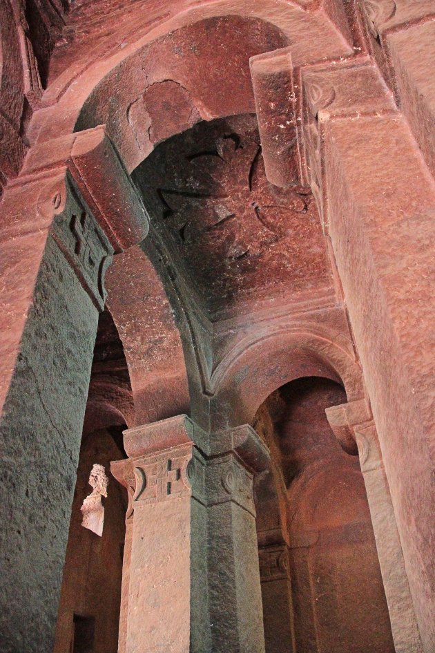 Interieur rots-kerk