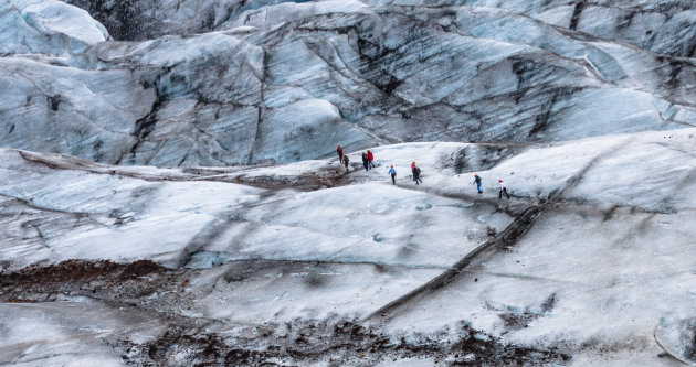 Wandelen over de gletsjer Svinafellsjökull