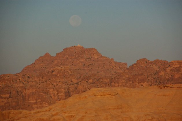 De volle maan in de ochtend boven Jebel Haroun, de berg van Aäron, Jordanië.