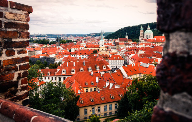  Het uitzicht over de rode daken van Praag