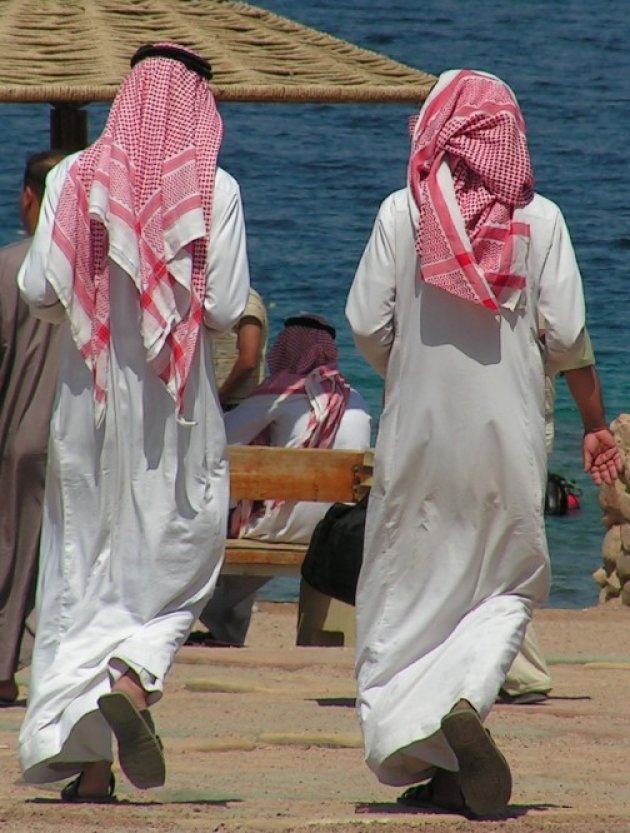 Arabieren lopen naar het strand