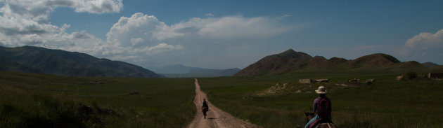 Te paard door de vallei van Kirgizië 