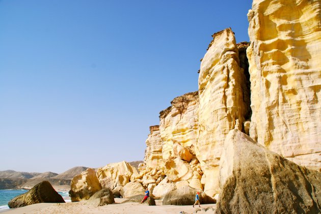 Rotsformaties op het strand bij Raz-al-Jinz