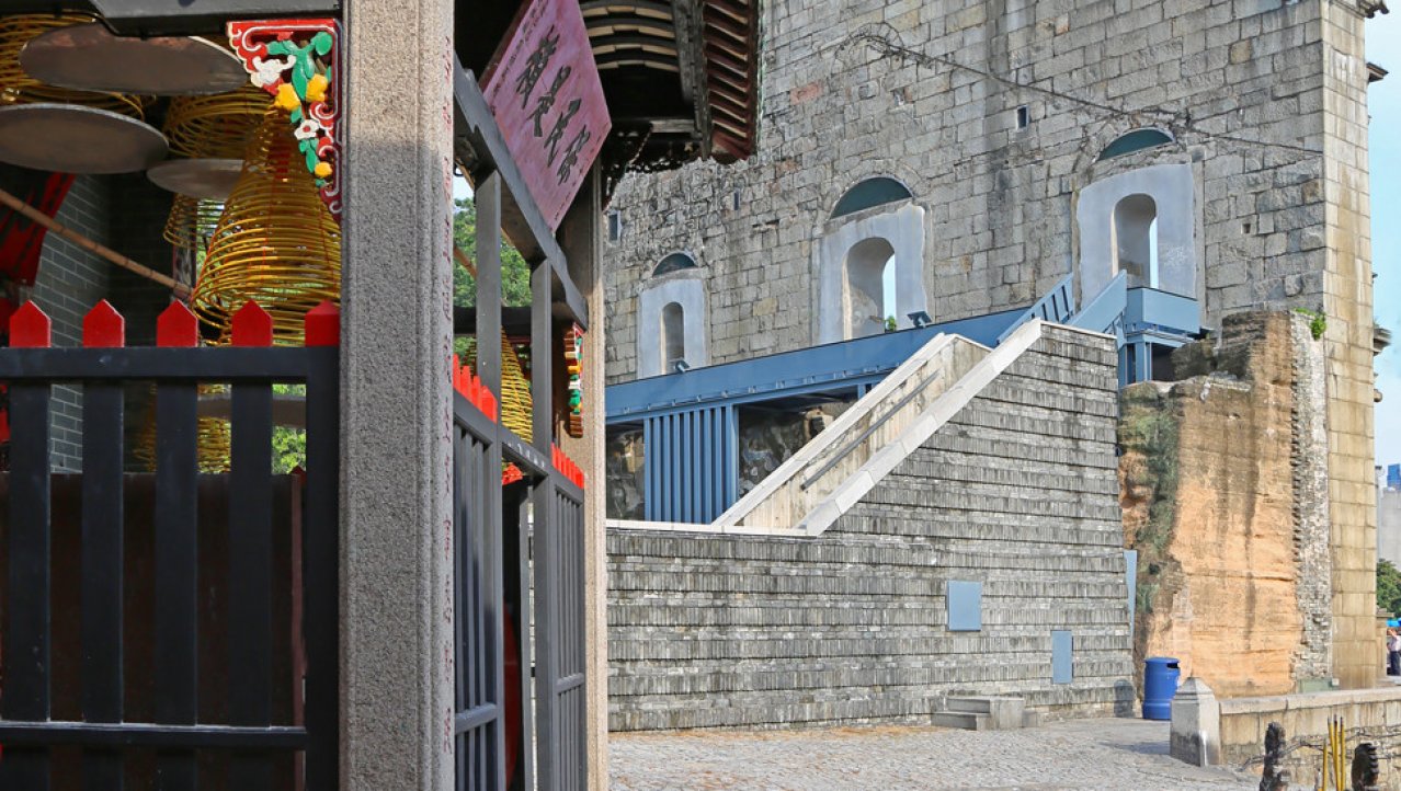 Na Tcha tempel en gevel São Paulo-kerk Macau