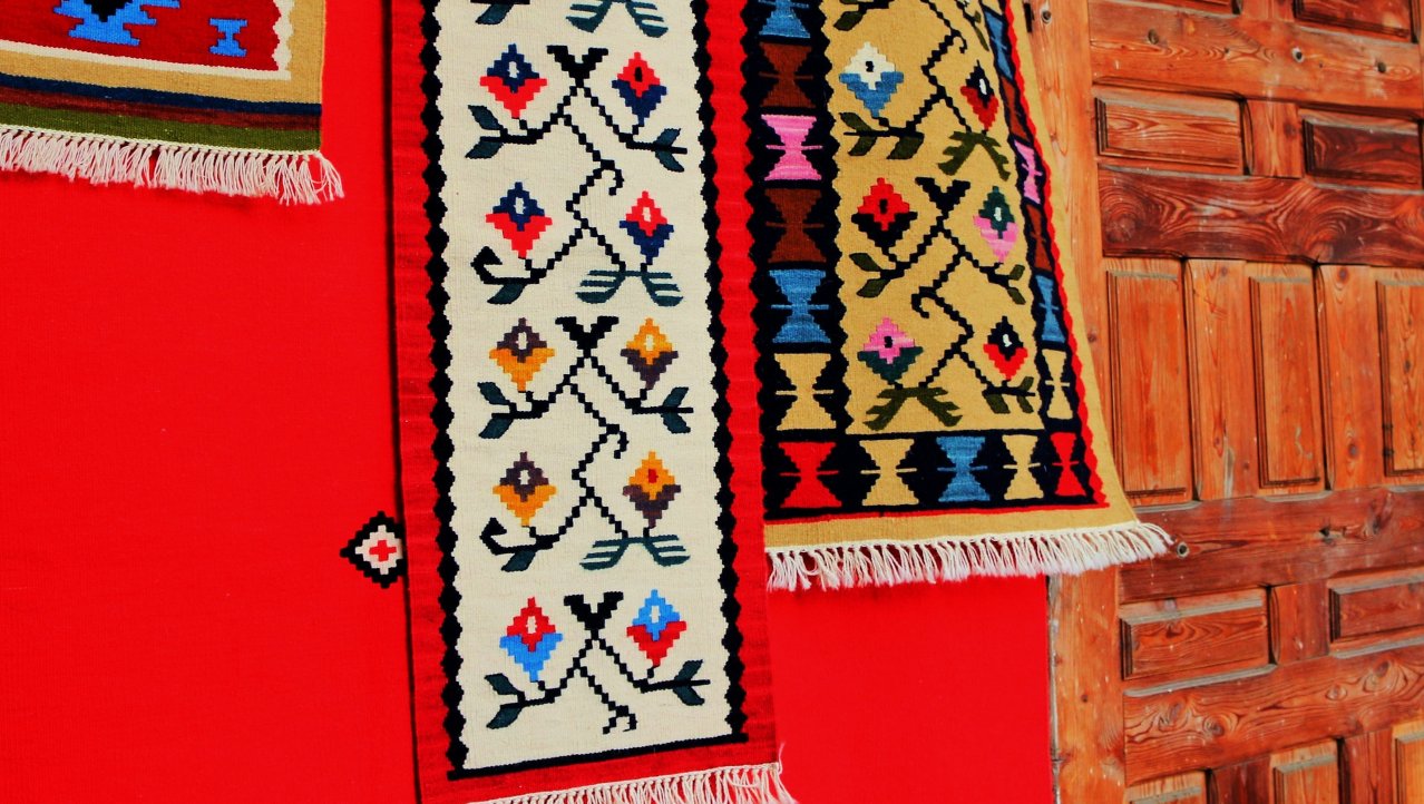 Kleurrijke tapijten in de moskee van Shumen