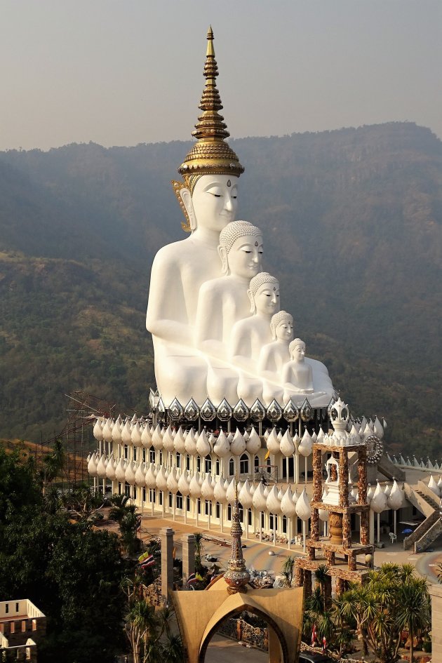 Tempel met 5 hoofdige Boeddha op het dak.