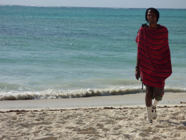 Maasai op het strand van Zanzibar