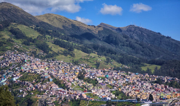 Gekleurde huisjes op de heuvel in Quito 