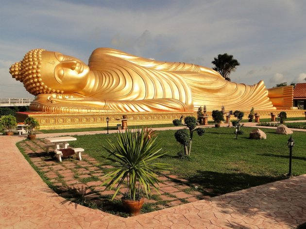 Lggende gouden Boeddha.