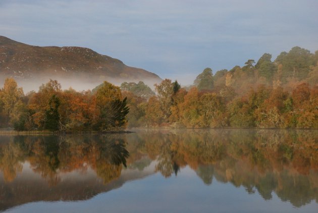 Herfst spiegelingen in Schotland