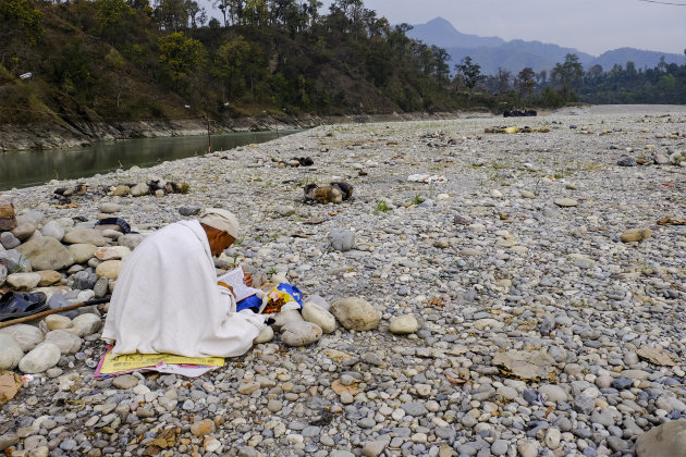 Studie aan de rivier in Devghat