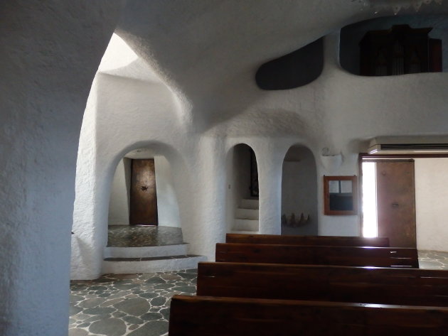 Interieur van kerkje in Porto Servo