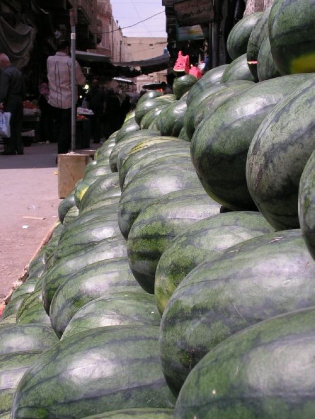 watermeloenen op de markt.